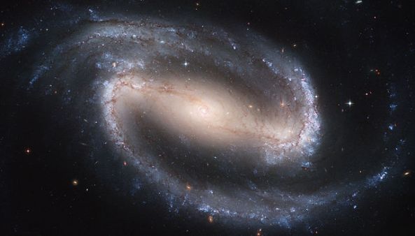 640px-Hubble2005-01-barred-spiral-galaxy-NGC1300